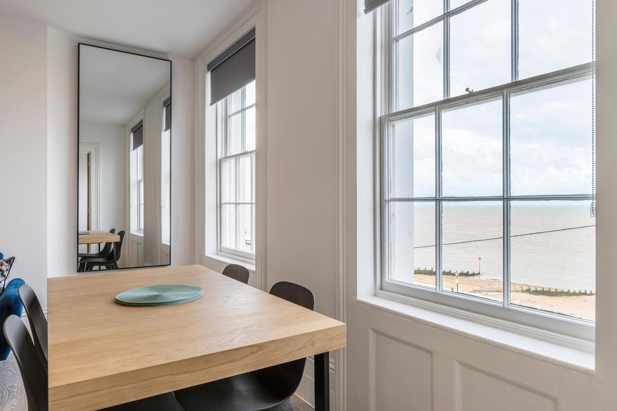 Seaside Serenity: Stylish Sea View Apartments In Herne Bay Kültér fotó